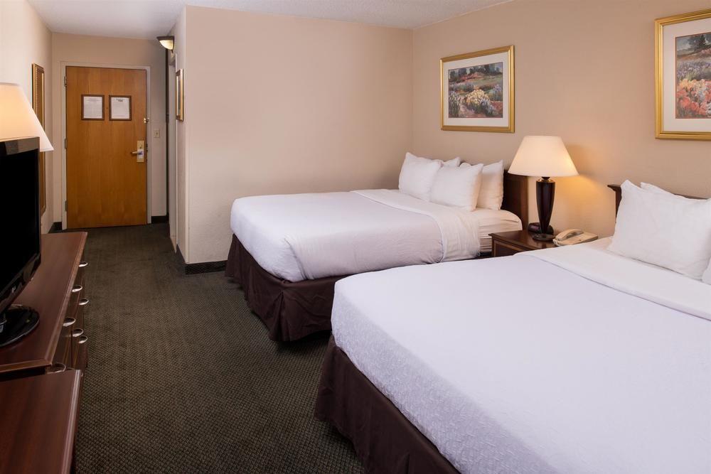 Ramada Plaza Rochester Airport Exterior photo