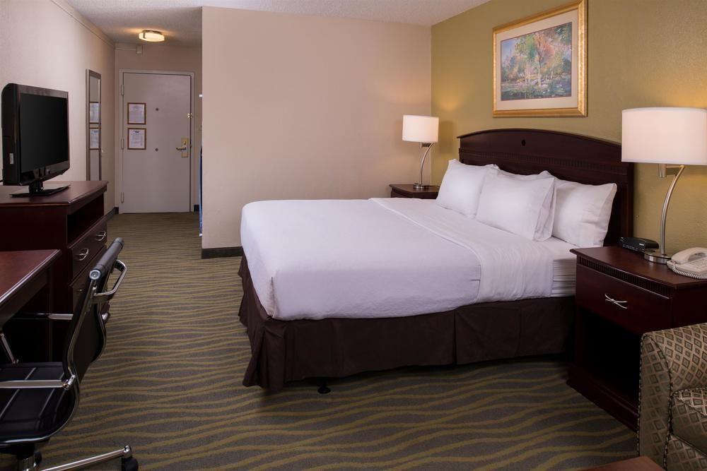 Ramada Plaza Rochester Airport Exterior photo