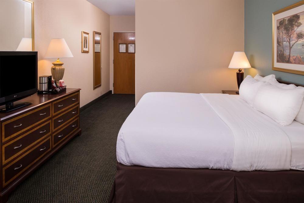 Ramada Plaza Rochester Airport Exterior photo