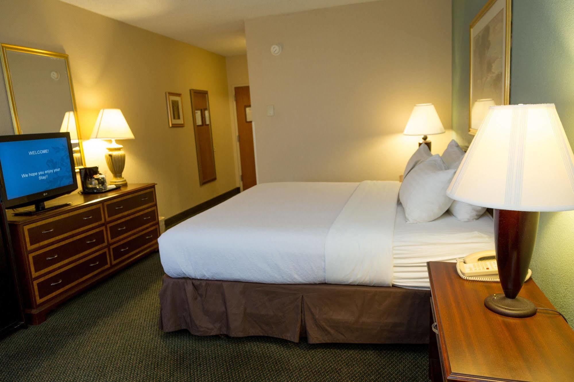 Ramada Plaza Rochester Airport Exterior photo